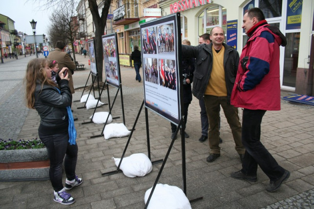 Fotograficzna pamiątka żałoby po katastrofie - Zdjęcie główne