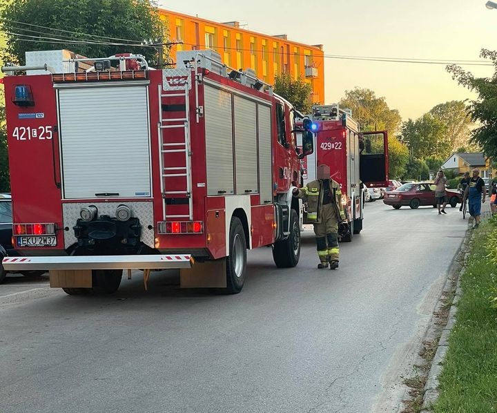 Kilka zastępów straży pożarnej prowadzi działania w Krośniewicach