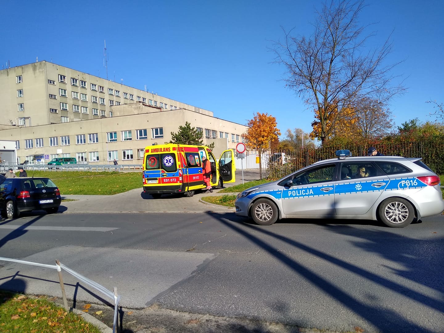 Wypadek z udziałem dwóch aut przy szpitalu. Służby w akcji [ZDJĘCIA]