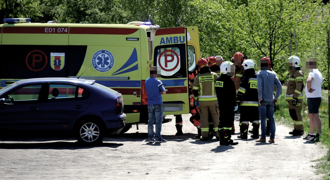 Ranny 71-latek. Na prostym odcinku zderzyły się chrysler i opel - Zdjęcie główne