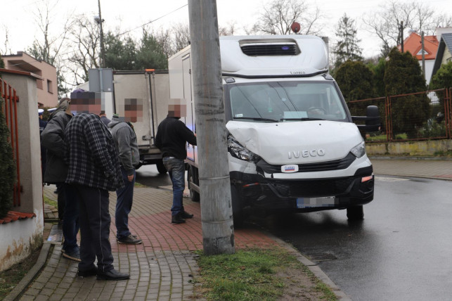 [ZDJĘCIA] Dostawczak kontra słup. Na miejscu policja - Zdjęcie główne