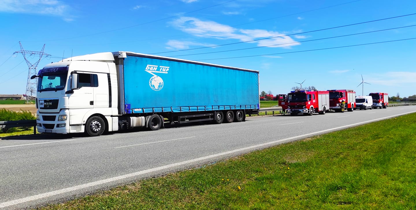 Akcja straży na autostradzie. Mogła spłonąć naczepa z makulaturą - Zdjęcie główne