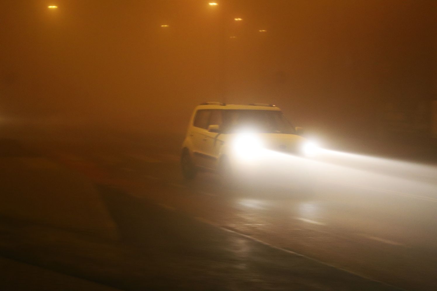 Gęsta mgła nad powiatem kutnowskim, kierowcy powinni zachować szczególną ostrożność