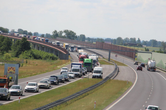 Wypadek na autostradzie, kilka osób rannych i duży korek - Zdjęcie główne