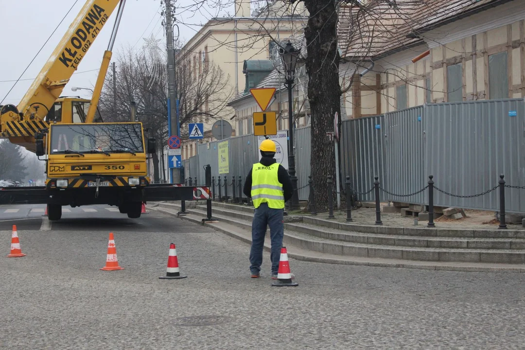 Na dachu kutnowskiego Pałacu Saskiego stanął orzeł