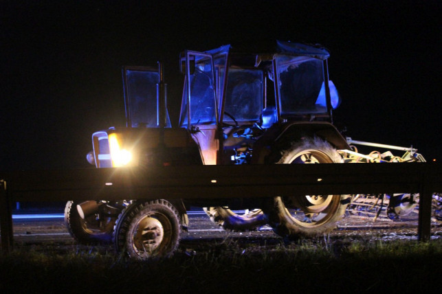[ZDJĘCIA] Samochód zderzył się z ciągnikiem. Na miejscu policja i pogotowie - Zdjęcie główne