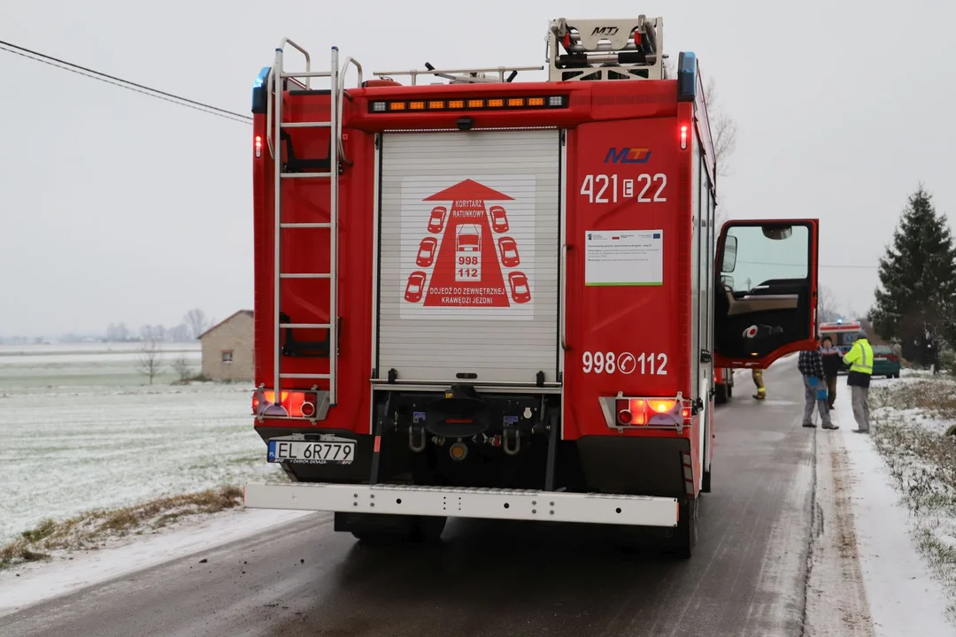 Wypadek pod Kutnem. Dachował samochód, jedna osoba ranna