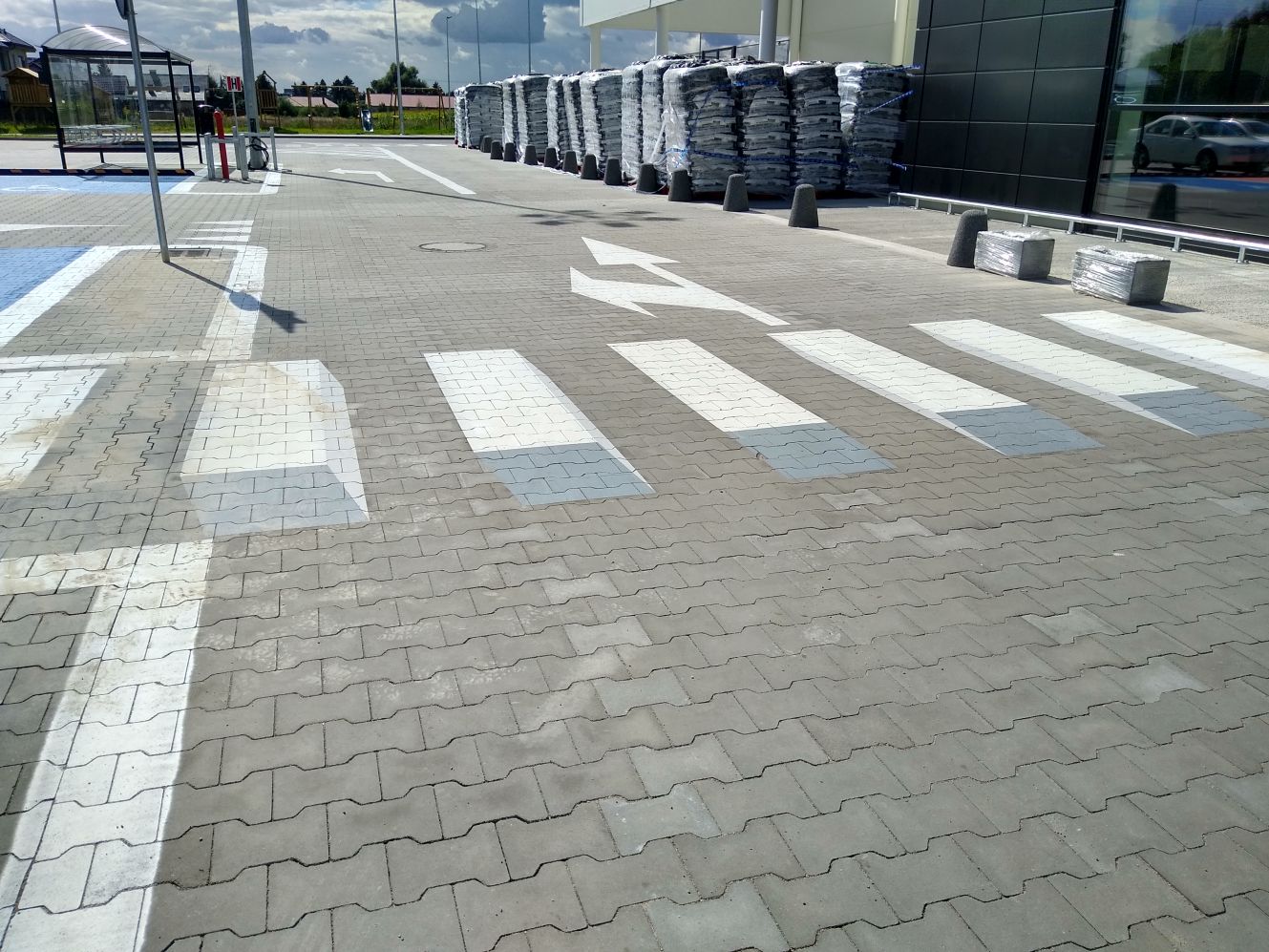 Ciekawostką jest, że przed marketem Leroy Merlin w Kutnie pojawiło się trójwymiarowe przejście dla pieszych