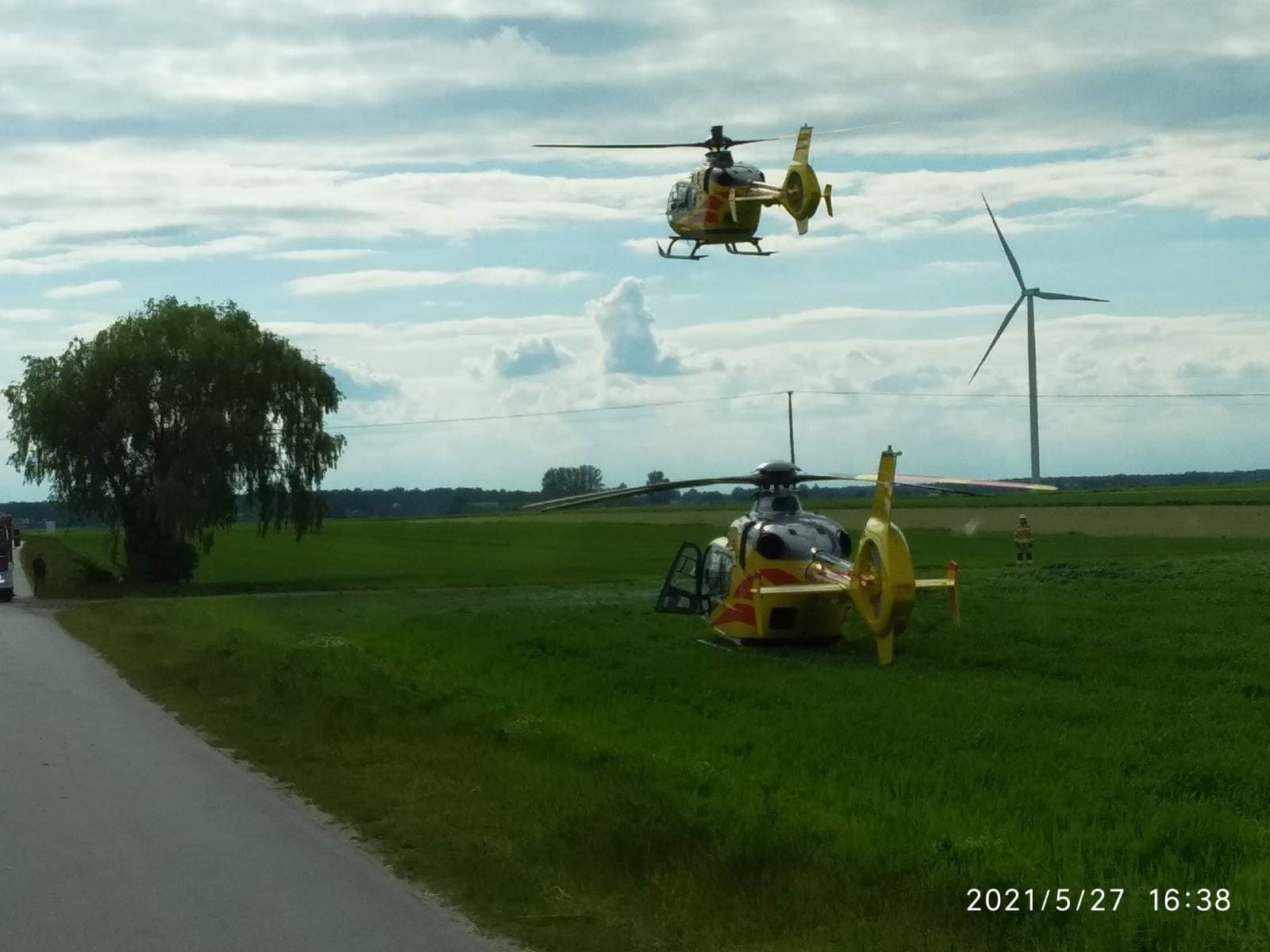 Pod Kutnem lądowały dwa śmigłowce pogotowia. Zabrały mężczyzn, którzy spadli z balkonu [ZDJĘCIA] - Zdjęcie główne