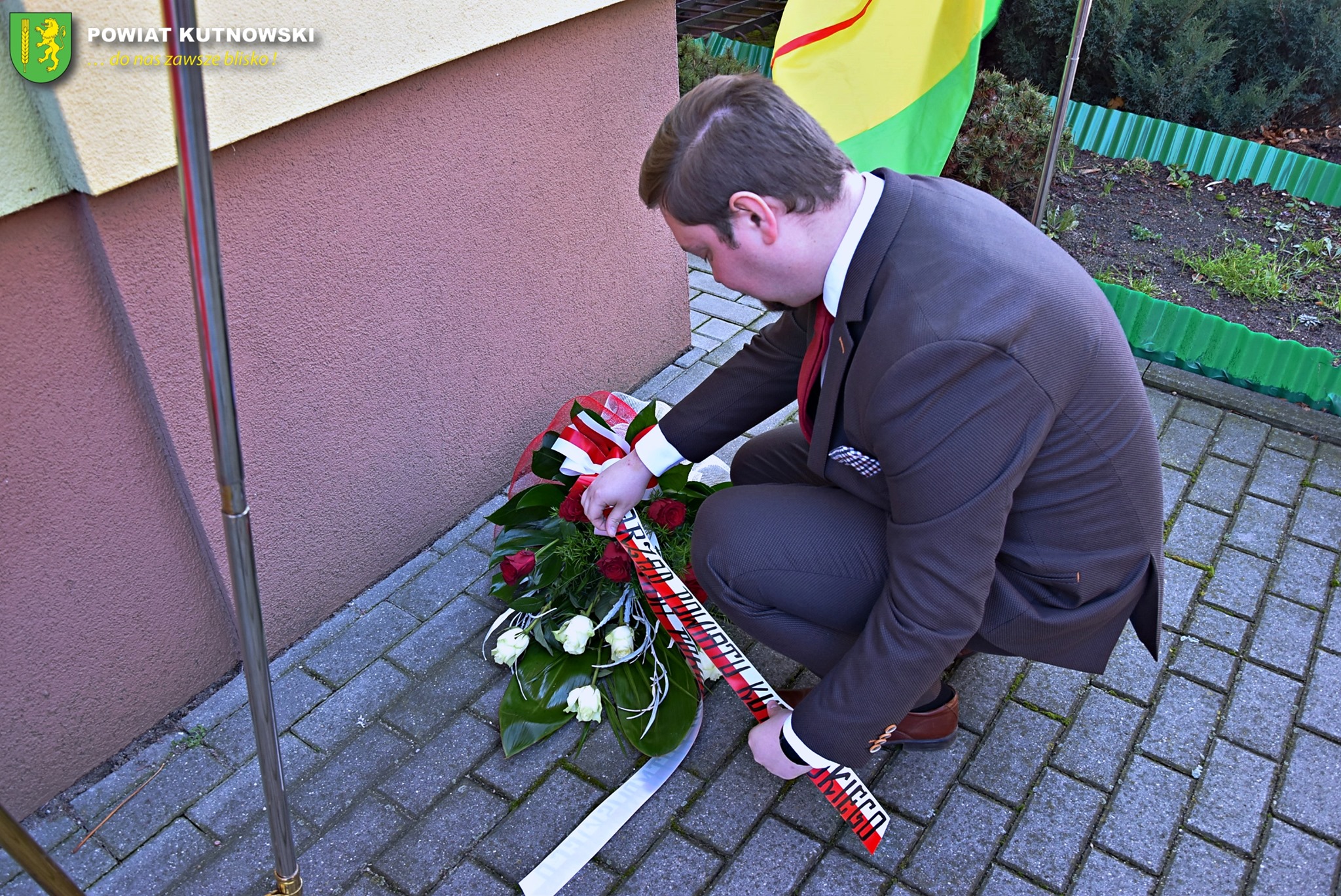 władze powiatu kutnowskiego złożyły kwiaty pod pamiątkową tablicą znajdującą się na budynku Starostwa Powiatowego w Kutnie