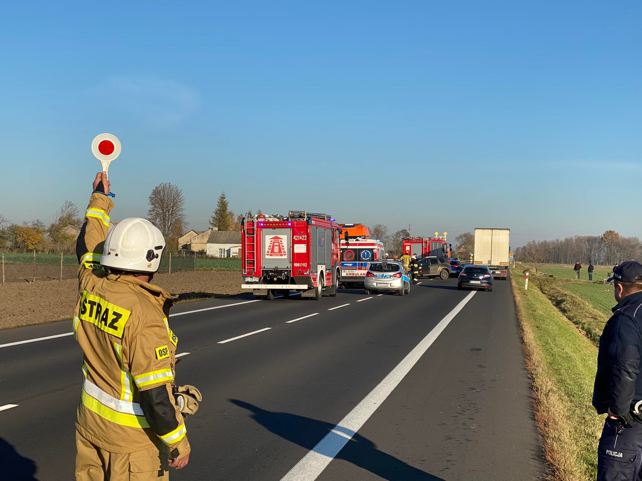 Groźny wypadek pod Kutnem. Samochód osobowy wjechał w ciężarówkę