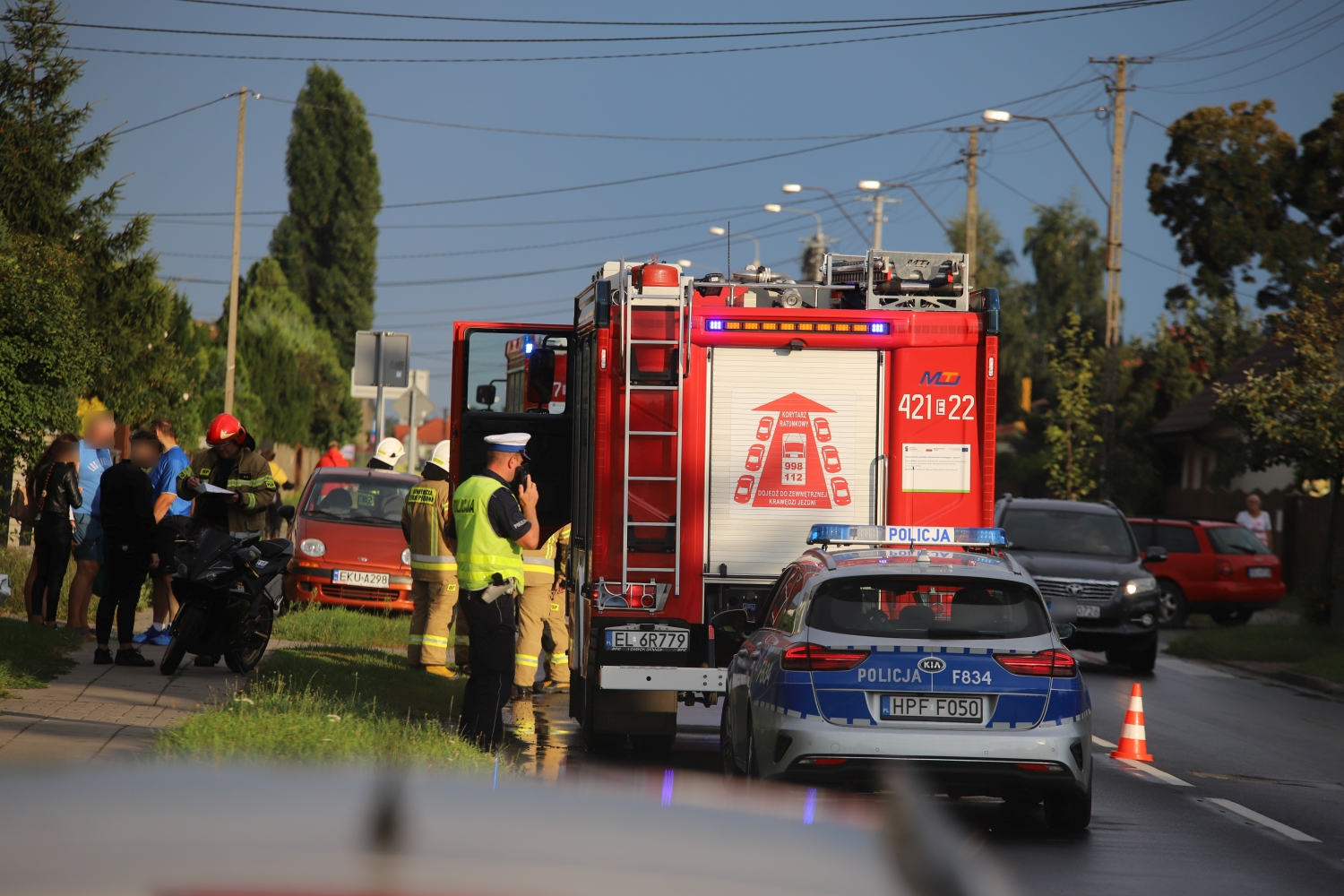 Motocyklem jechały dwie młode osoby