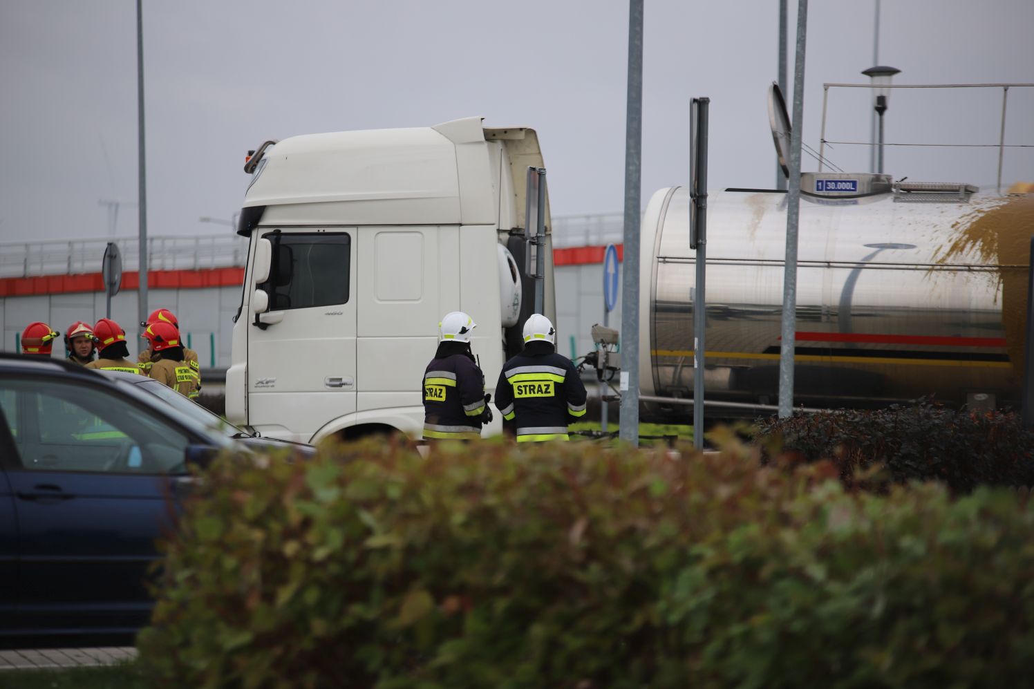 Na autostradzie A1 pod Kutnem doszło do wycieku z cysterny. Na MOP zadysponowano kilka zastępów straży