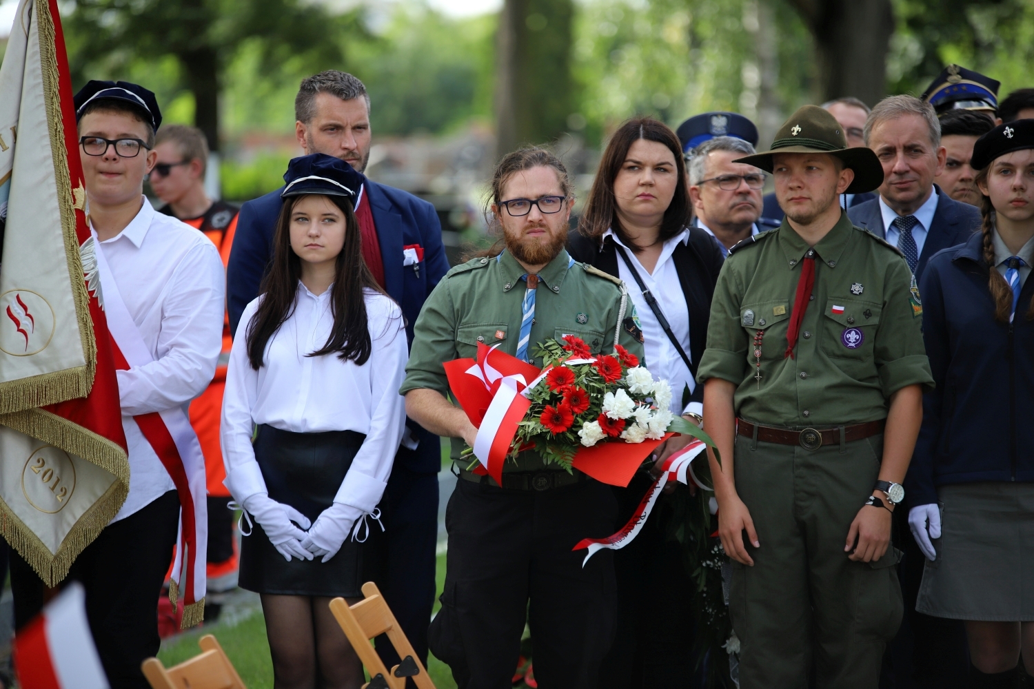 Przy pomniku poległych harcerzy i żołnierzy Wojska Polskiego zebrały się władze Powiatu Kutnowskiego, poczty sztandarowe i delegacje powiatowych służb, instytucji i szkół i placówek