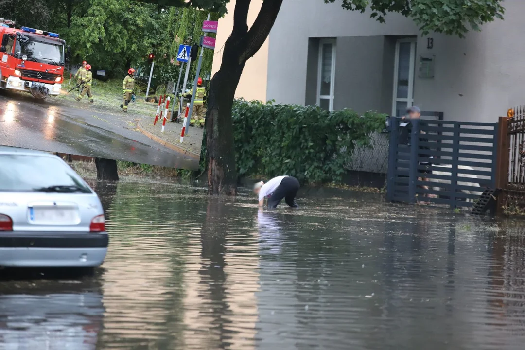 Zalane ulice w centrum, powalone drzewa: nawałnica paraliżuje kutnowskie drogi [ZDJĘCIA] - Zdjęcie główne