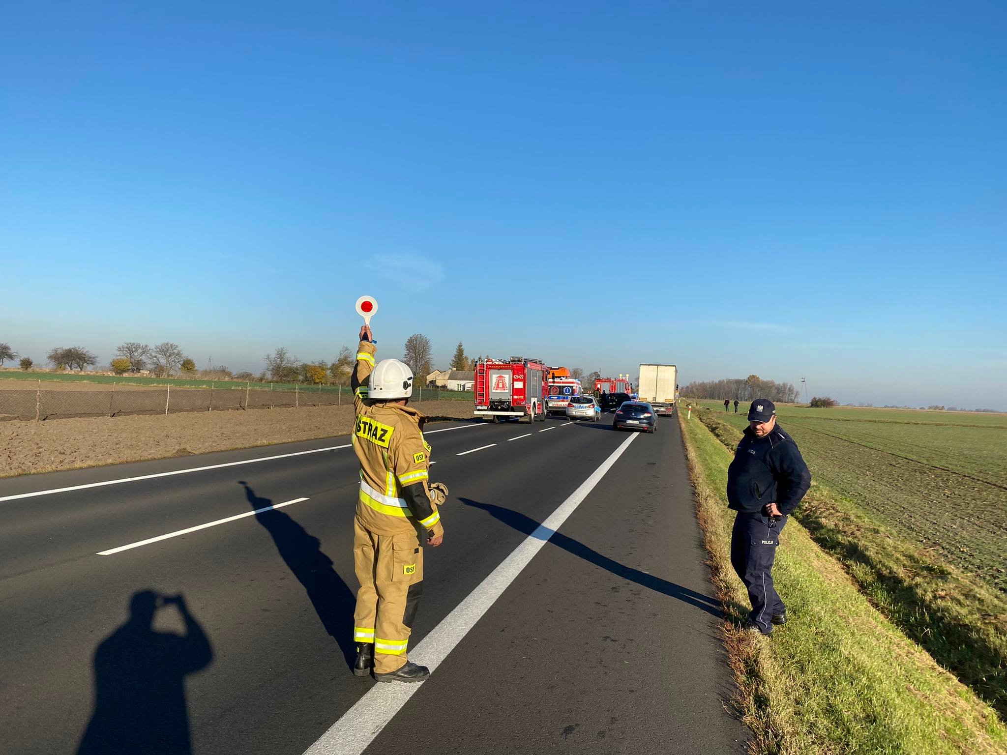 Groźny wypadek pod Kutnem. Samochód osobowy wjechał w ciężarówkę