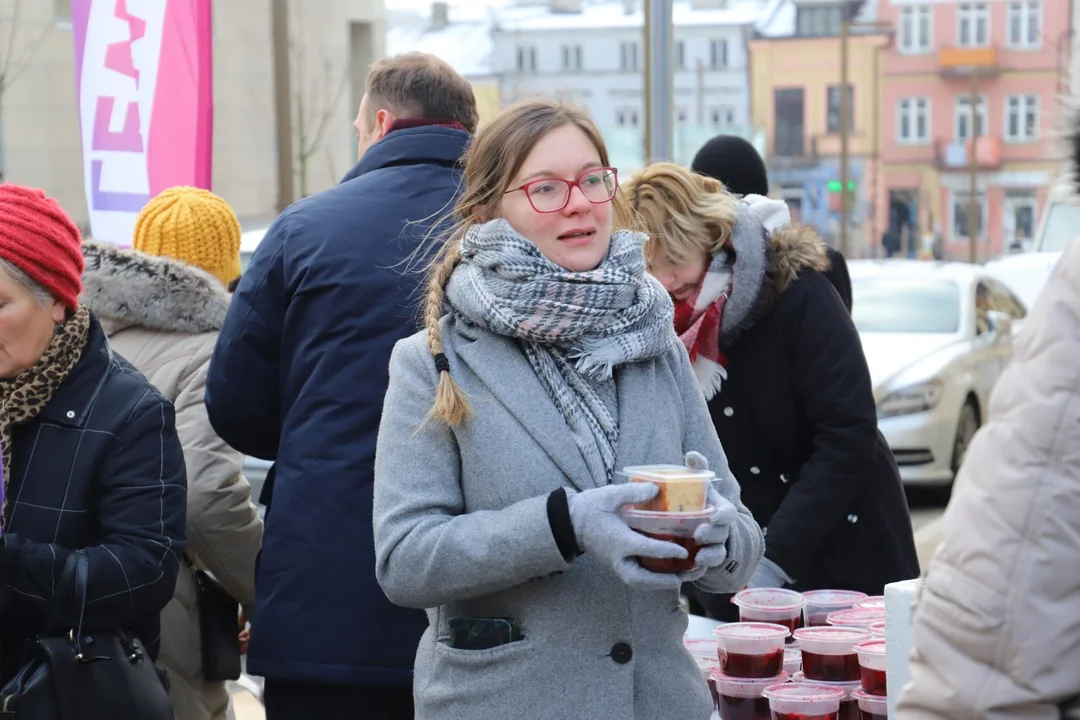 Posłowie Lewicy rozdawali mieszkańcom Kutna świąteczne posiłki 