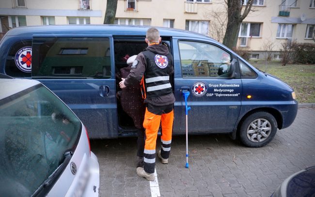 [FOTO] Urząd pomaga seniorom dostać się na szczepienia. Pani Wiesława pierwszą pasażerką - Zdjęcie główne