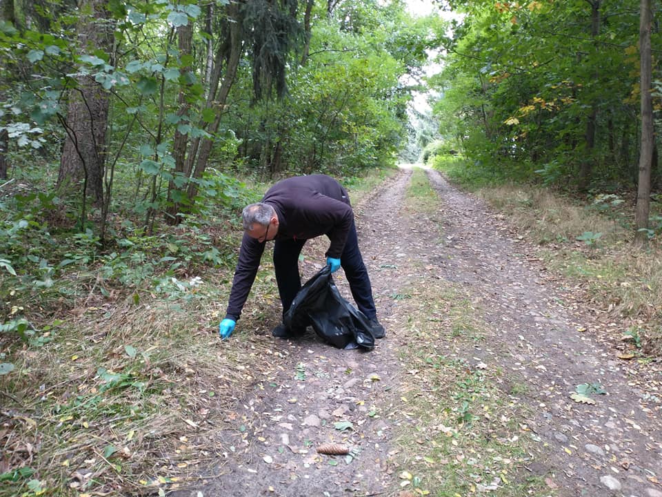 Starosta wspólnie z pracownikami starostwa i dzieciakami sprząta las pod Kutnem