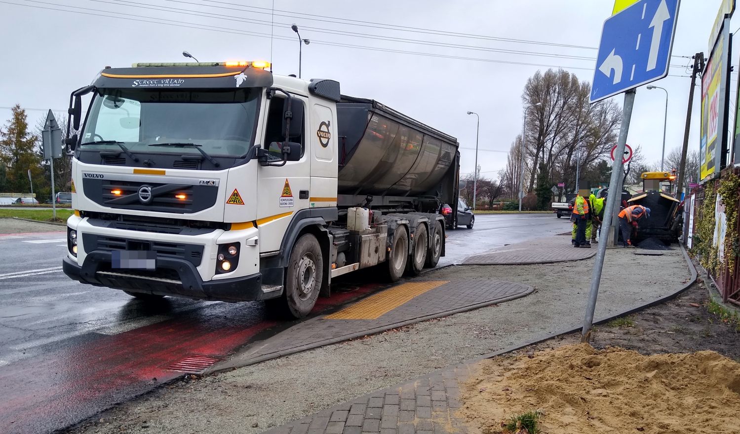 Niewielkie utrudnienia w ruchu tuż obok kutnowskiego wiaduktu. Trwają prace nad ścieżką rowerową