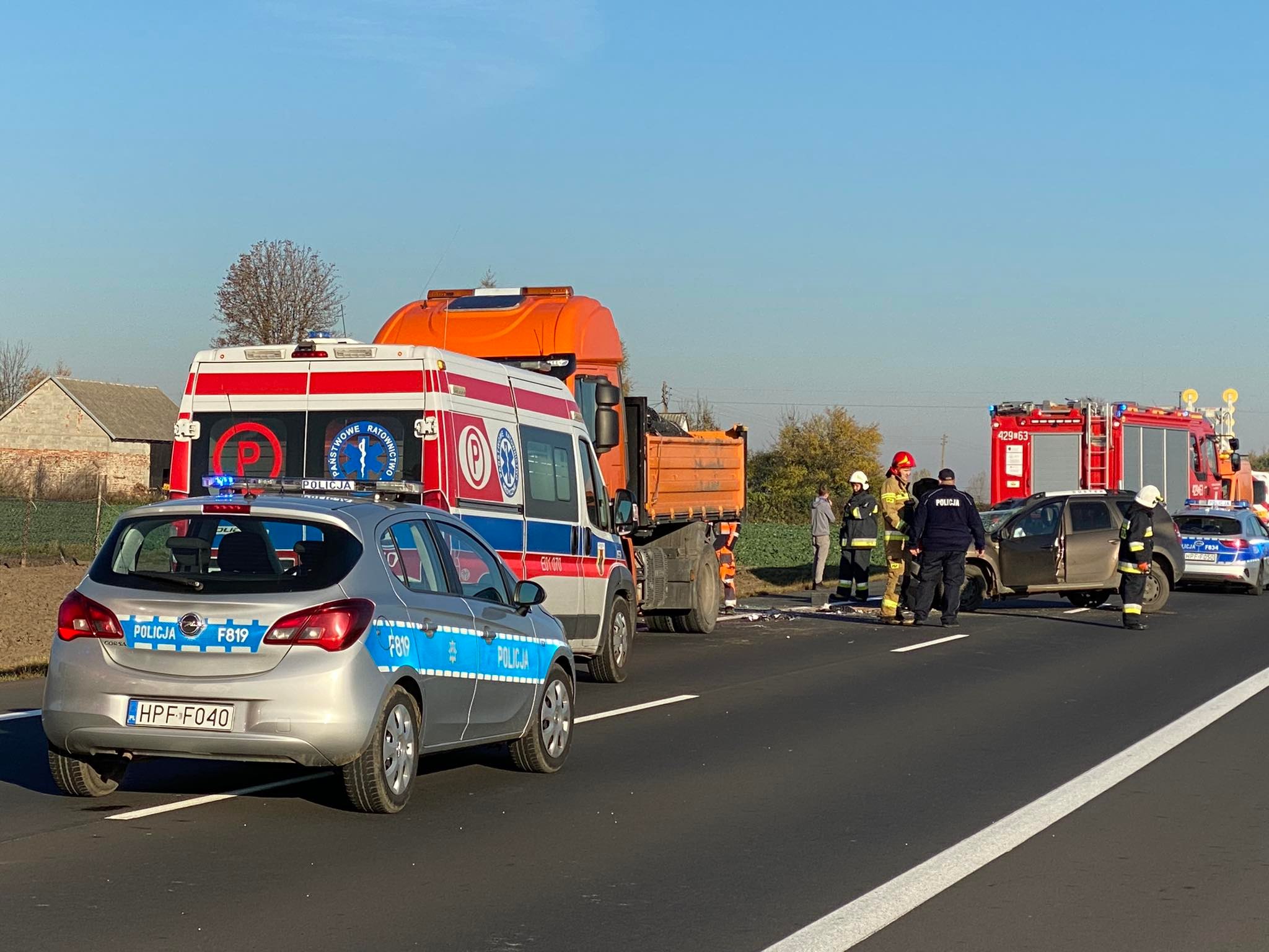 Groźny wypadek pod Kutnem. Samochód osobowy wjechał w ciężarówkę