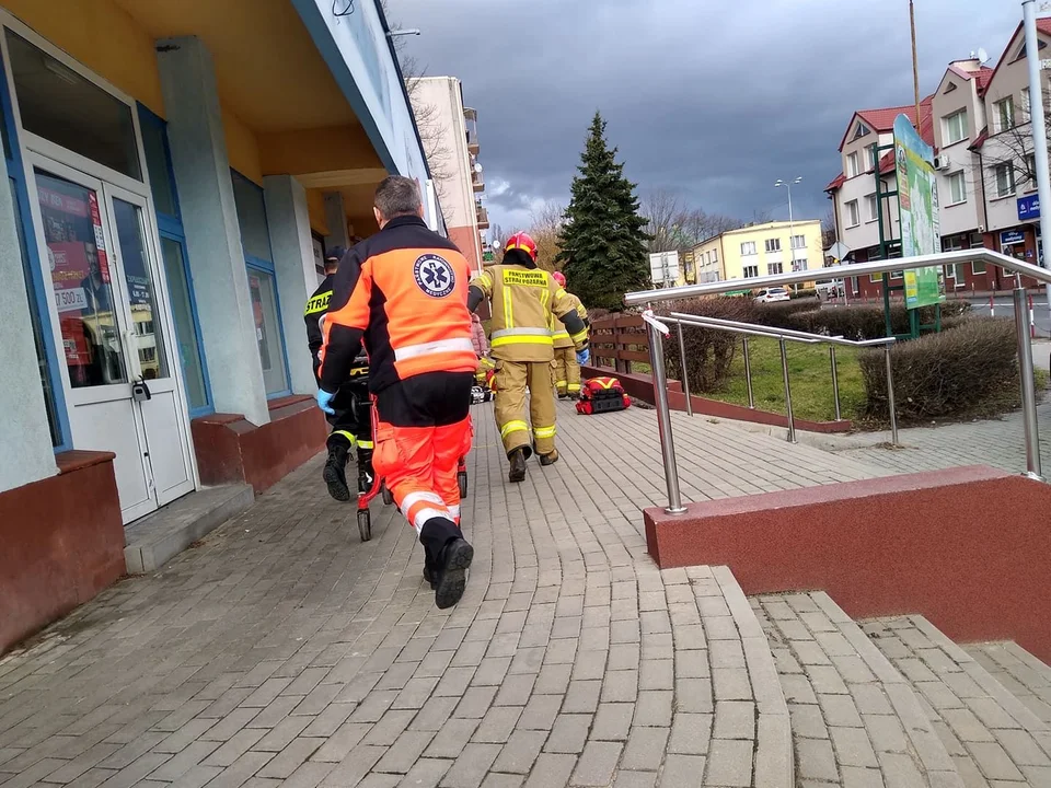 Akcja służb w centrum Kutna. Kobieta potrzebowała pilnej pomocy