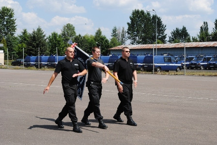 Policjanci ćwiczą przed świętem - Zdjęcie główne