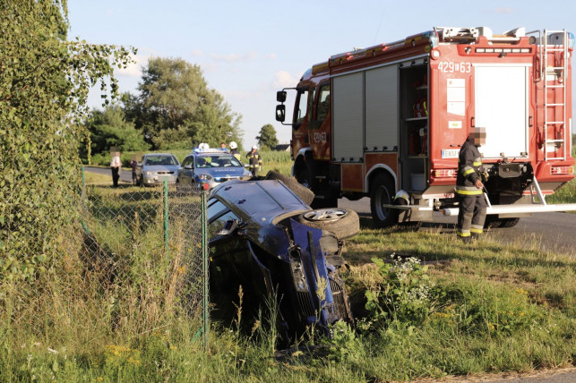 [ZDJĘCIA] Groźnie w okolicach Kutna. Samochód wylądował w rowie - Zdjęcie główne