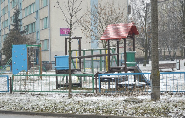 Niebezpiecznie przy placu zabaw - Zdjęcie główne