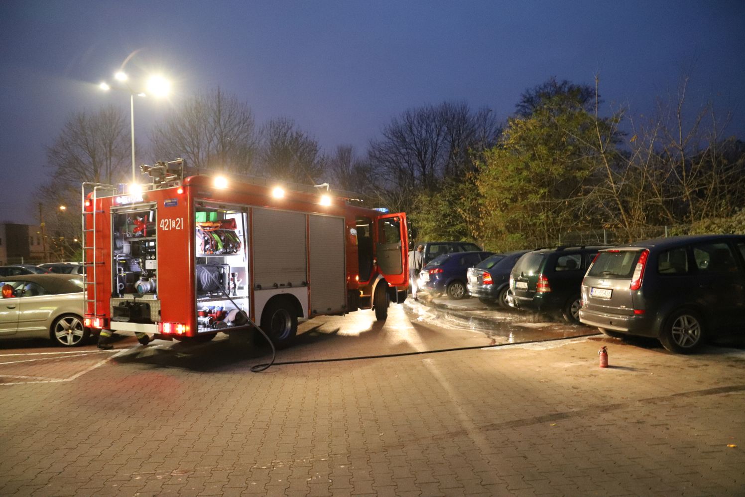 Straż pożarna prowadziła działania w związku z pożarem na parkingu jednej z kutnowskich Biedronek