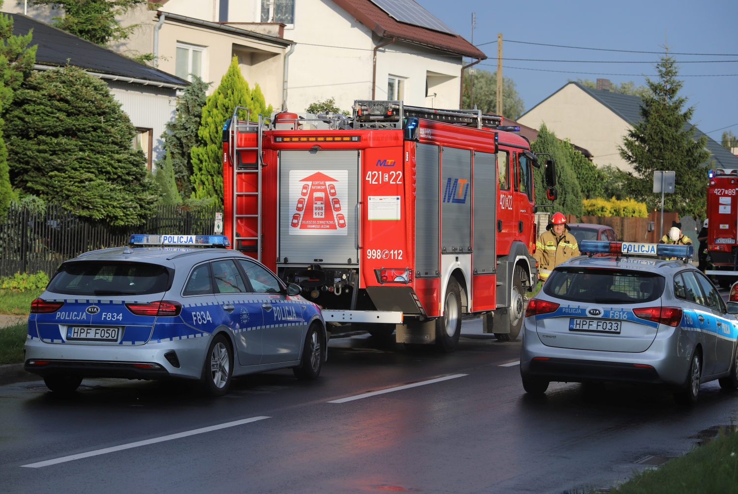 Motocyklem jechały dwie młode osoby