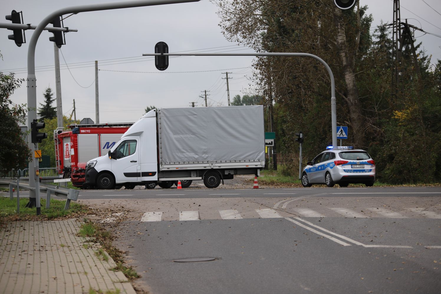 Niebezpiecznie pod Kutnem. Zderzyły się dwa auta, są osoby poszkodowane