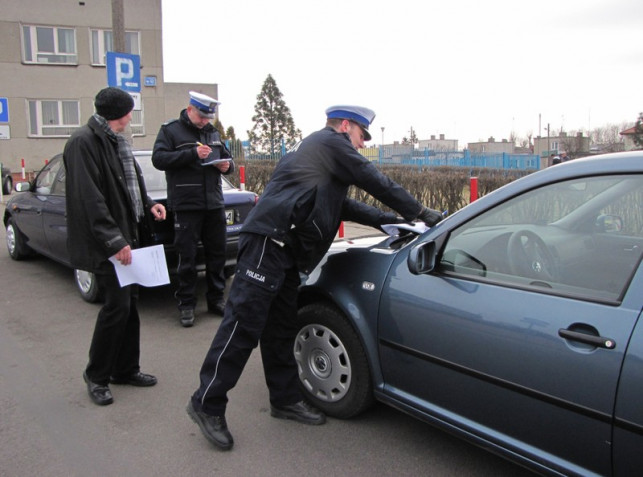 Policjanci walczą z parkingowym chaosem - Zdjęcie główne