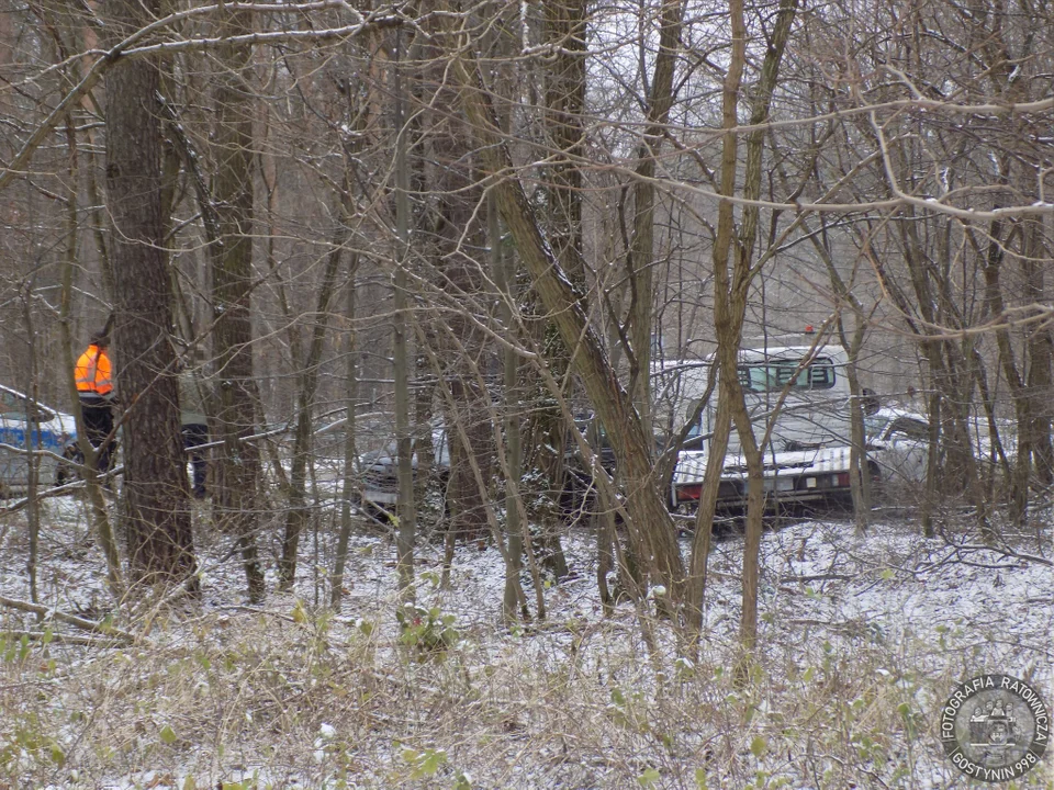 Groźny wypadek w Gostyninie niedaleko Kutna. Trzy auta wpadły w poślizg, są ranni