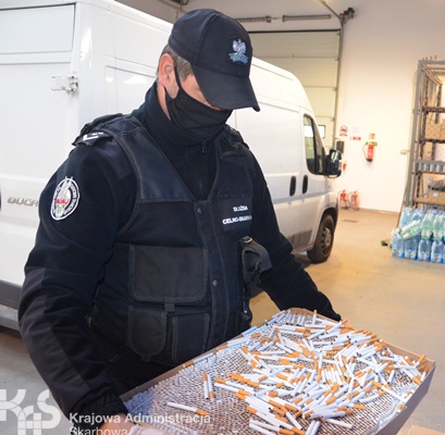 Zatrzymano mieszkańca Kutna, który w swoim samochodzie przewoził nielegalne papierosy