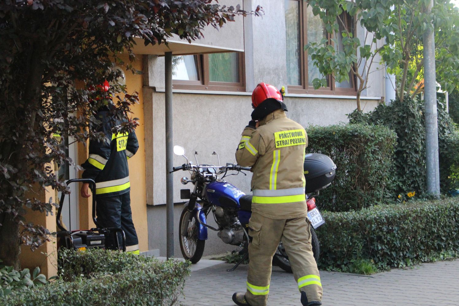 Na jednym z kutnowskich osiedli działania prowadzi kilka zastępów straży