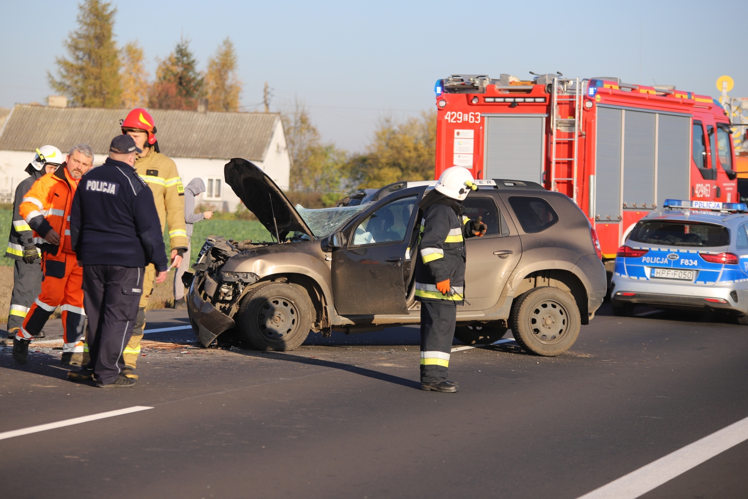 Groźny wypadek pod Kutnem. Samochód osobowy wjechał w ciężarówkę