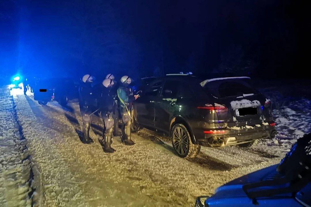 Maczeta w jednym z samochodów, policjanci zapobiegli ustawce kibiców. W akcji mundurowi z regionu - Zdjęcie główne