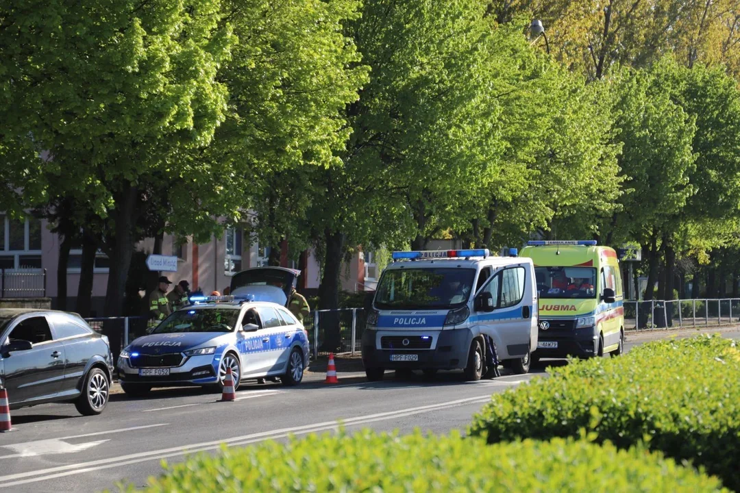 Znamy przyczyny dwóch zdarzeń drogowych do których doszło w Kutnie. Kierowcy jechali „na podwójnym gazie”