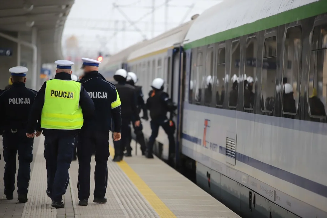 Policjant potrzebuje pomocy. Mundurowi zwracają się do mieszkańców - Zdjęcie główne