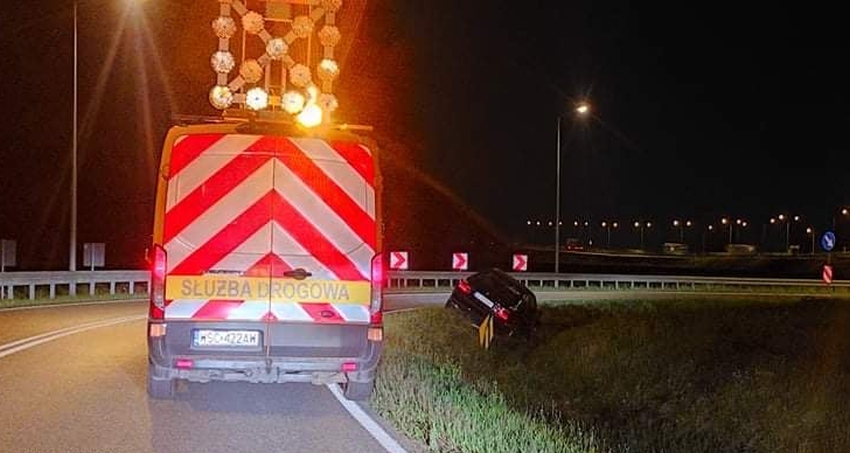 BMW jechało samo przez obwodnicę? Auto w rowie, a w nim sami pasażerowie [FOTO] - Zdjęcie główne