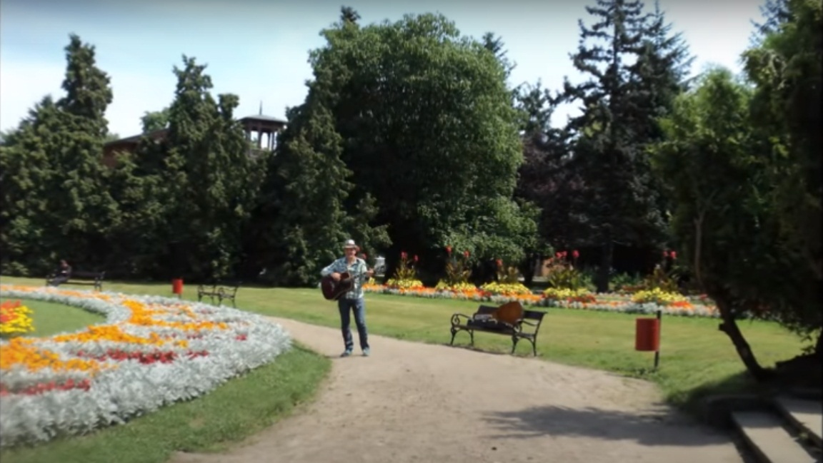 Pan Piotr z Kutna chciałby nagrać przynajmniej dwie swoje piosenki w profesjonalnym studiu muzycznym. Muzyka jest dla niego rodzajem terapii w walce z chorobą