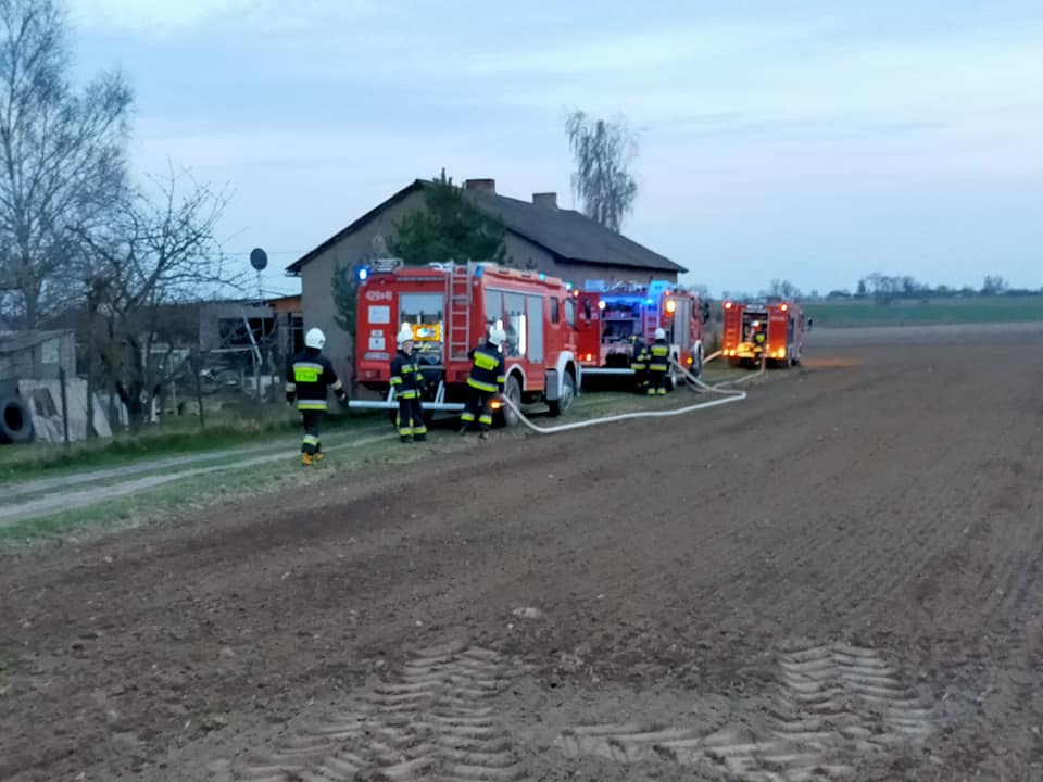 [FOTO] Duży pożar w gminie Kutno. Z żywiołem walczyło kilka zastępów - Zdjęcie główne