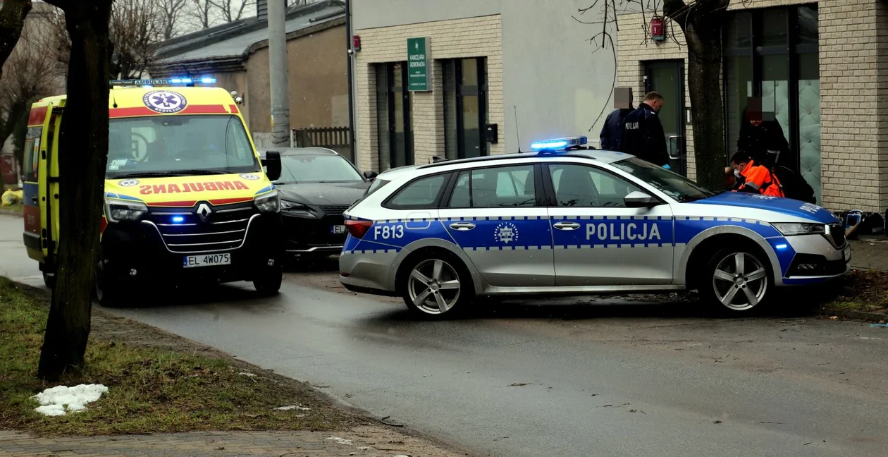 Mężczyzna zmarł na chodniku. W kutnie zabrakło wolnych karetek, na miejsce musieli dojechać ratownicy z Łęczycy i Krośniewic