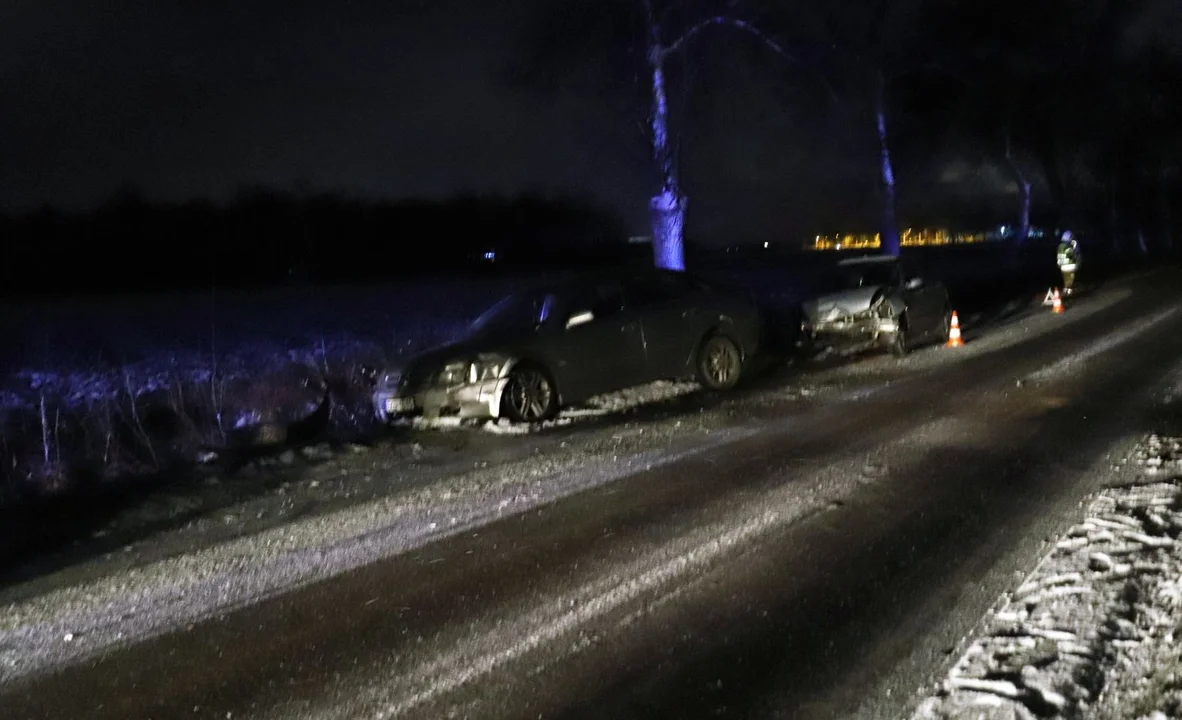 Pod Kutnem doszło do kraksy z udziałem trzech samochodów, na drogach w wyniku oblodzenia panują trudne warunki