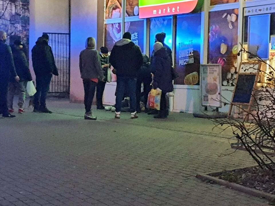 Interwencja policji w centrum Kutna. Zasłabł mężczyzna, od kilkudziesięciu minut ma czekać na pomoc [FOTO] - Zdjęcie główne