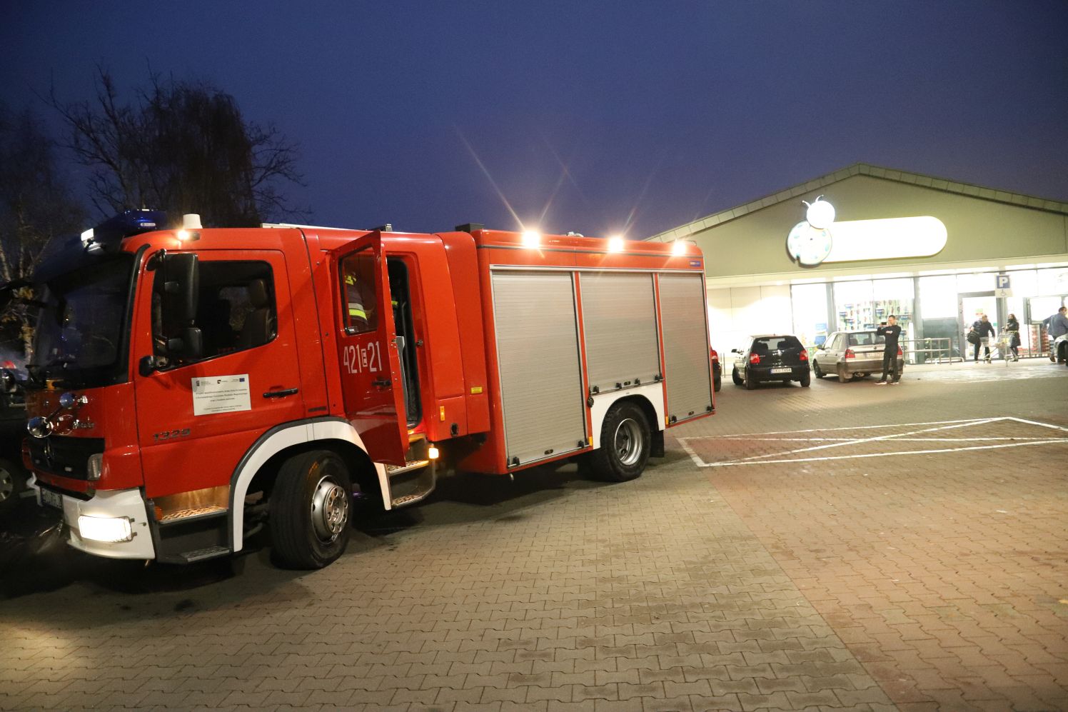 Straż pożarna prowadziła działania w związku z pożarem na parkingu jednej z kutnowskich Biedronek