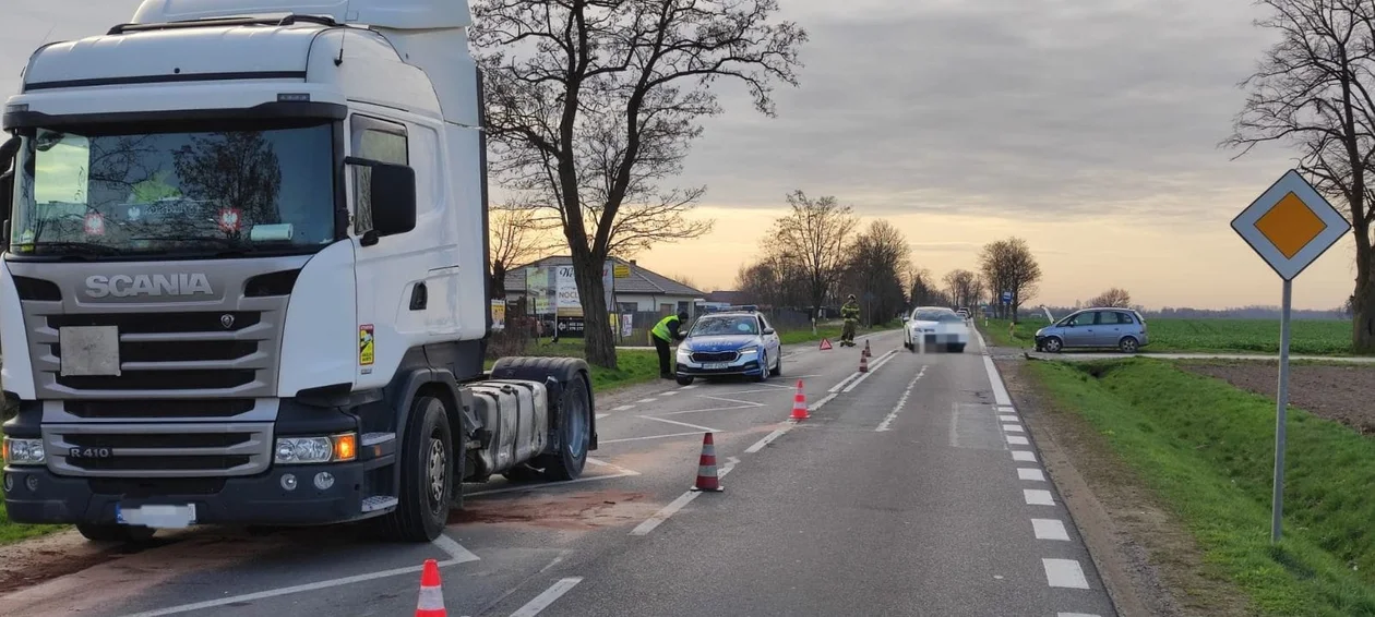 Wypadek z udziałem auta osobowego i ciężarówki. Jedna osoba poszkodowana - Zdjęcie główne