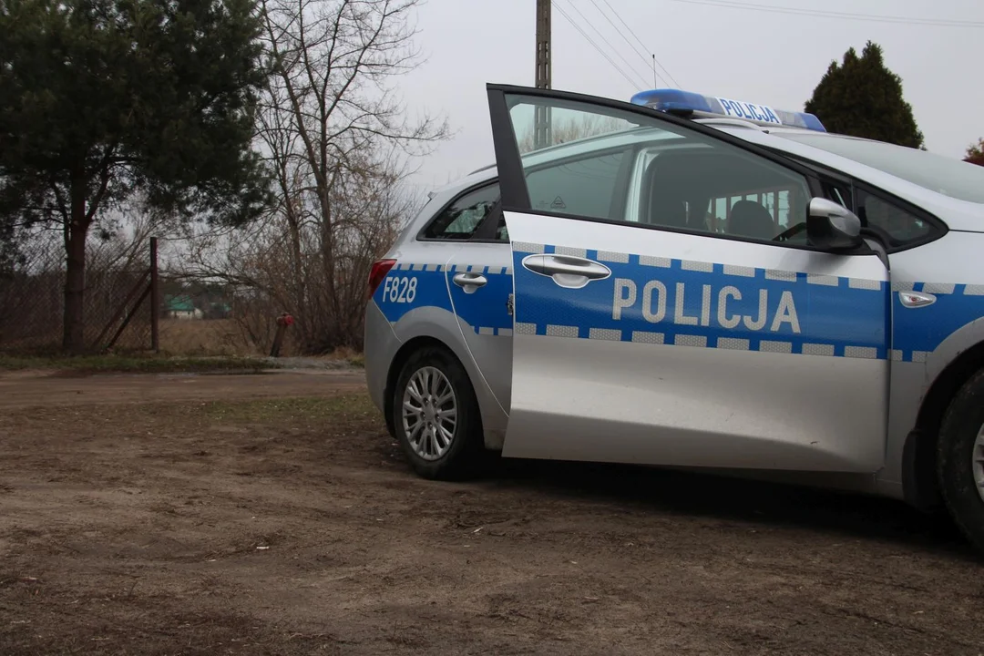 Uchodźcy najpierw mieli stłuczkę, potem otrzymali pomoc. Policjanci zatankowali ich auto i zrobili im zakupy - Zdjęcie główne