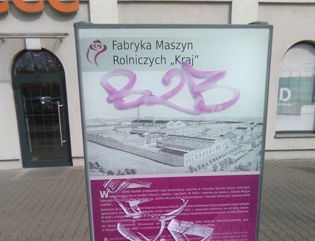Wandal zniszczył tablicę. Umyje ją... radny - Zdjęcie główne